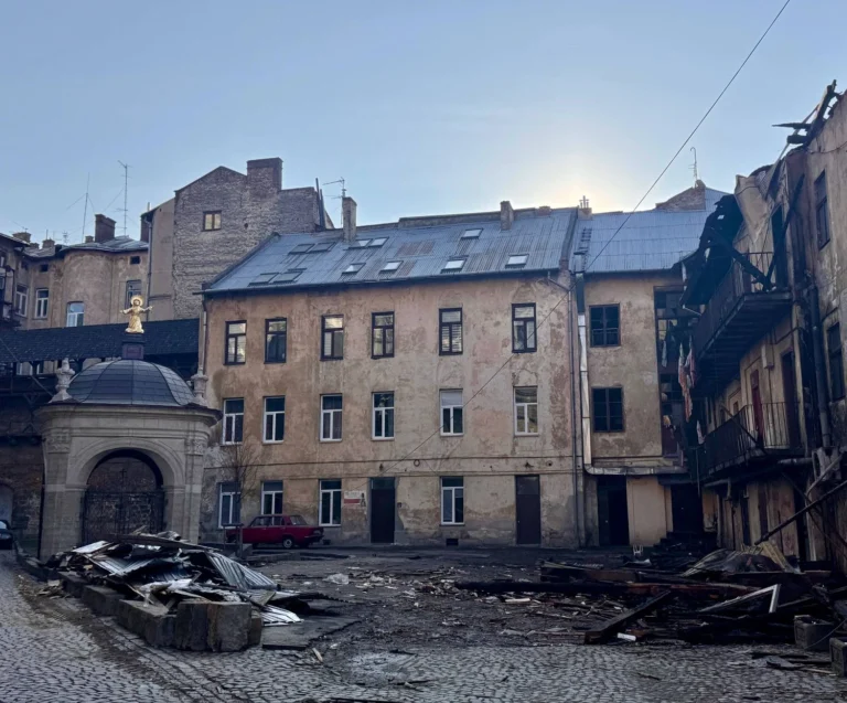 Частину атакованого рф будинку зі спадщини ЮНЕСКО у Львові визнали аварійною, мешканців відселили – мер