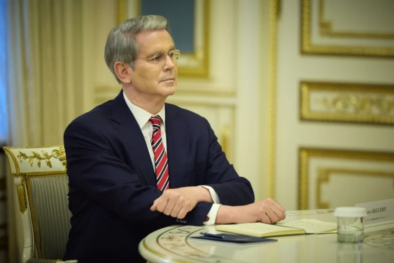 В адміністрації Трампа порахували прибуток рф через послаблення нафтових санкційМіністр фінансів США Скотт Бессент заявив про додатковий дохід РФ від пом'якшення обмежень. Ця сума дорівнює лише одному дню
російського бюджету.Політика • 23 березня, 08:14 • 6808 перегляди