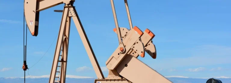 Трейдери зробили ставки на нафту на $580 млн за 15 хвилин до заяви Трампа про переговори з Іраном – FT