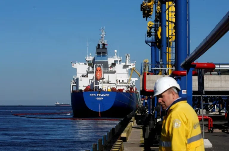 рф неминуче скоротить видобуток нафти через удари по експортній інфраструктурі – Reuters