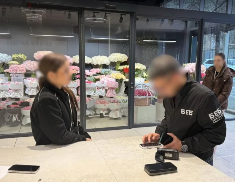 В Одесі викрили квітковий бізнес із фіктивними ФОПами Бізнесмен залучив 60 підставних ФОП для приховування доходів від продажу квітів. Під час розслідування він відшкодував державі
10,6 млн гривень збитків.Суспільство • 3 квітня, 09:09 • 3922 перегляди