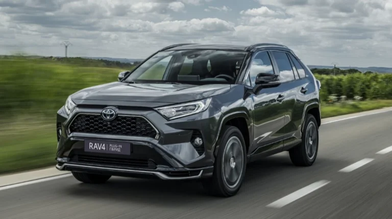 У березні українці купили майже 6 тисяч нових авто – лідирує Toyota RAV4