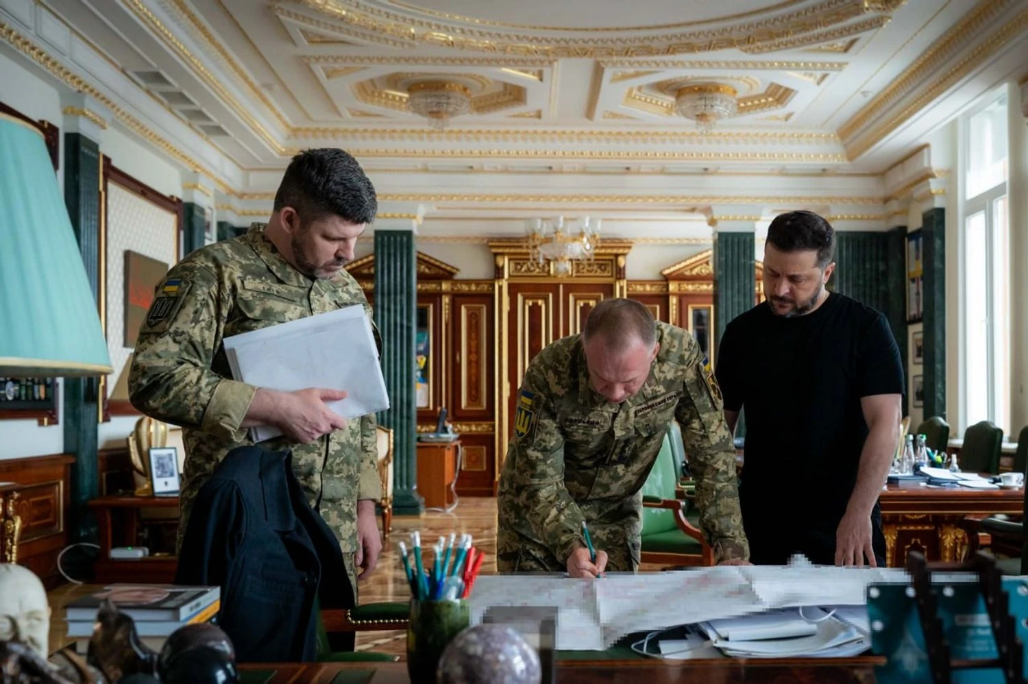 Зеленський заслухав Сирського та Гнатова про ситуацію на фронті та удари по рф