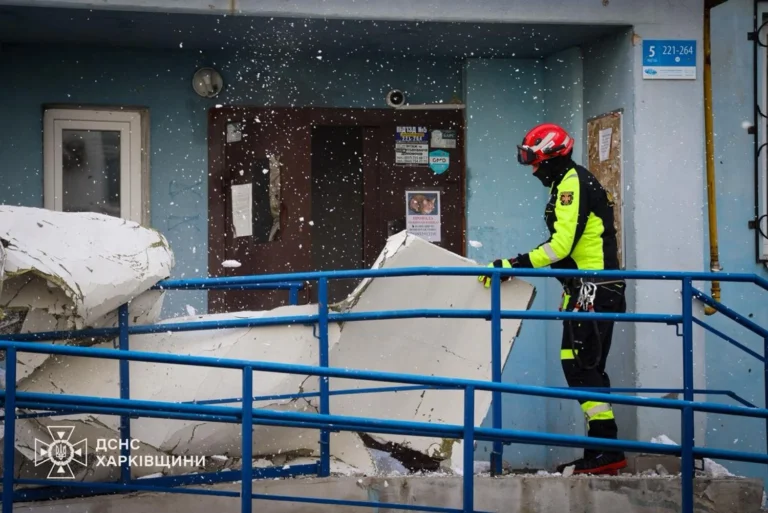 У Харкові росіяни вдарили “Герберою” по багатоповерхівці та рятувальникам, є постраждалі