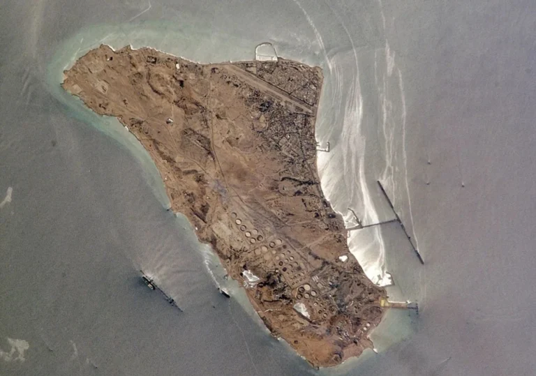 США атакували десятки іранських військових об’єктів на острові Харк