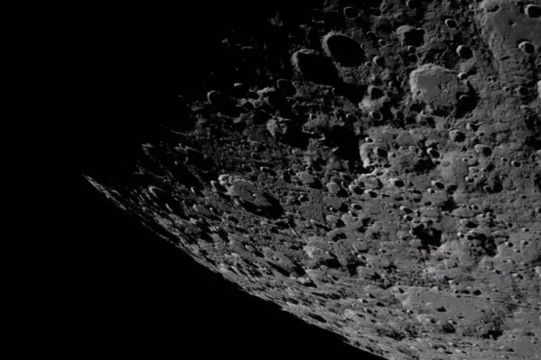 Захід Землі та сонячне затемнення – NASA опублікувала перші знімки з прольоту повз МісяцьАстронавти місії Artemis II зробили унікальні знімки сонячного затемнення та кратерів під час обльоту Місяця. Зараз капсула Orion
повертається додому.Світ • 7 квітня, 14:42 • 24242 перегляди