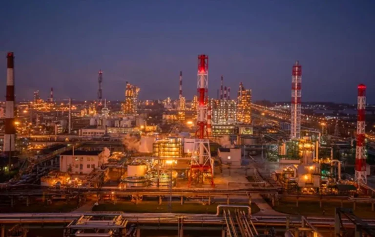 Один із найбільших НПЗ в росії зупинив роботу після атаки дронів – Reuters