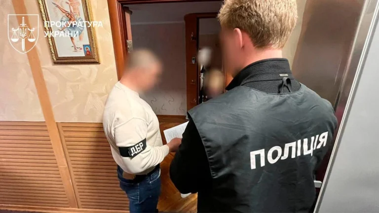 Посадовця Укрзалізниці взяли на отриманні 100 тисяч доларів хабара – Генпрокурор