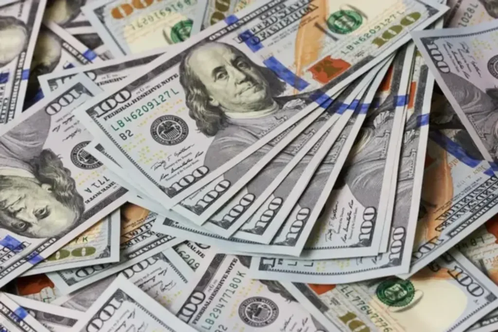 Від $500 ставки до відсотків із “закриву” – скільки заробляють працівники “офісів”