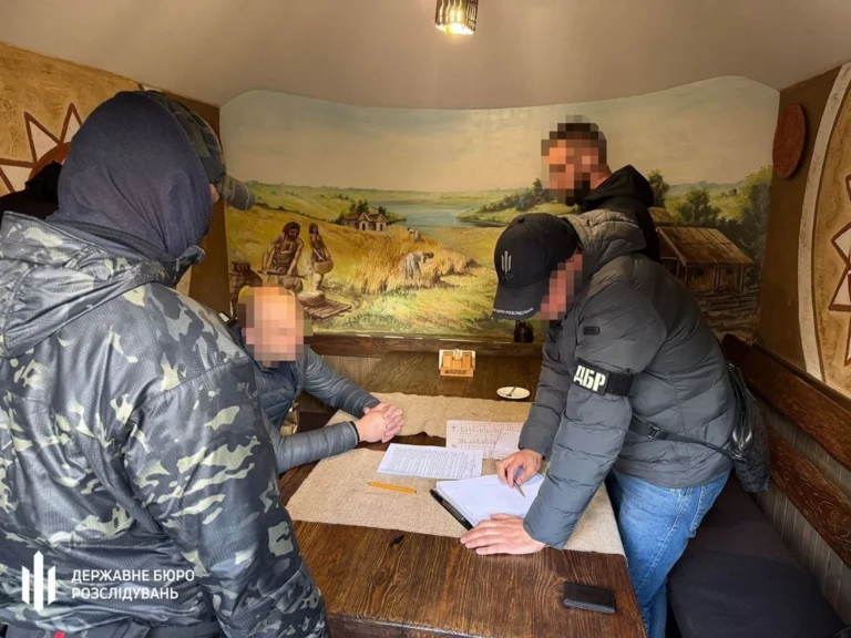 Вимагав ​100 тис. доларів за демонтаж колії – посадовця Укрзалізниці відправили під варту і визначили заставу в 4,3 млн грн