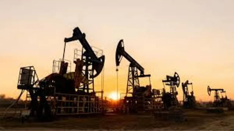 США можуть продовжити дозвіл на купівлю російської нафти – ЗМІ