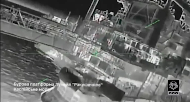 Удар за 1000 км від лінії фронту – у ССО показали унікальні кадри ураження бурових платформ рф