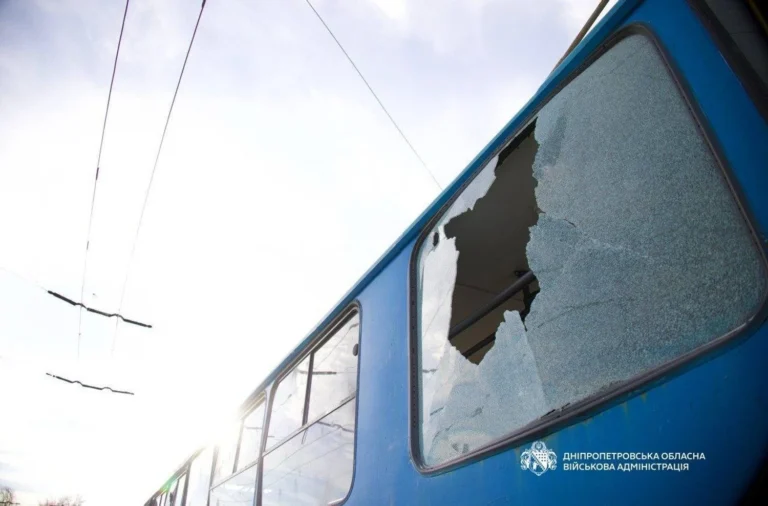 Дніпро вранці зазнало російського удару, є поранений