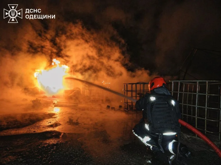 рф атакувала порт Ізмаїла, сталася пожежа в заповідникуВнаслідок нічної атаки пошкоджено портову інфраструктуру та житлові будинки. У Дунайському заповіднику виникла пожежа, загиблих та
постраждалих немає.Війна в Україні • 17 квітня, 05:47 • 2900 перегляди