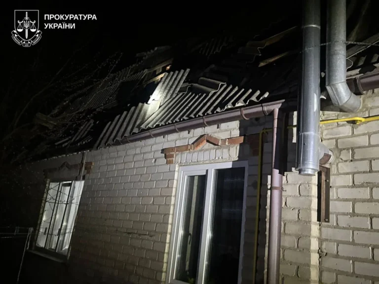 рф масовано атакувала дронами підприємство у Люботині, є постраждалі працівникиРосійські війська атакували Люботин десятьма дронами типу Герань-2. Постраждали троє працівників підприємства, пошкоджено будинки
та автомобілі.Суспільство • 17 квітня, 07:23 • 2532 перегляди