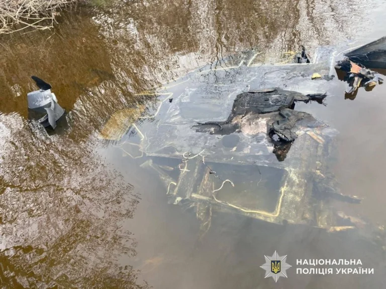 У Києві з Дніпра вилучили російський БПЛА з бойовою частиною