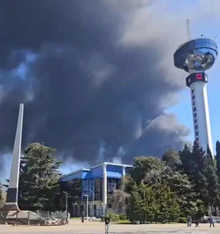 Пожежа на Туапсинському НПЗ триває понад дві доби, мешканців закликають носити респіратори