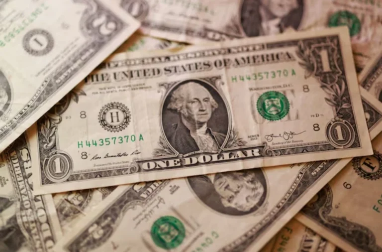 Долар впав до мінімуму за сім тижнів на тлі відкриття Ормузької протокиКурс долара впав до 97,96 на тлі заяв Ірану та США про відновлення судноплавства. Інвестори обирають ризикові активи, що
спричинило зниження цін на нафту.Економіка • 17 квітня, 23:58 • 2644 перегляди