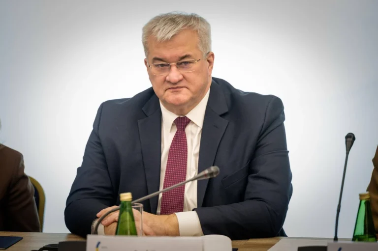 Україна відреагувала на заборону Фіцо прольоту до москви – у МЗС закликали наслідувати прикладЕстонія, Латвія та Литва не дозволили прем'єру Словаччини летіти через їхню територію на парад. МЗС України закликало інші держави
наслідувати цей крок.Політика • 20 квітня, 09:33 • 17618 перегляди