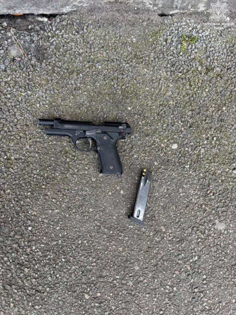 У Києві чоловік розгулював вулицями з пістолетом, його затримали