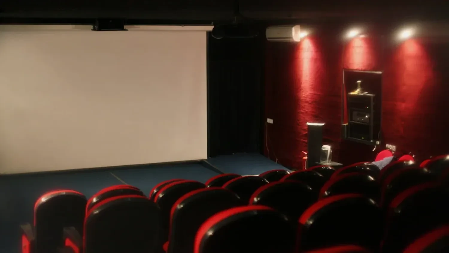 У Києві під час ЛГБТ-кінофестивалю невідомий розлив рідину із різким запахом, поліція розслідує інцидент