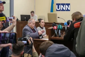 "Не могла дістати табельну зброю і почати стріляти": патрульна Дудіна розповіла, чому не відкрила вогонь по стрілку в Києві Поліцейська заявила, що не бачила стрілка і не відкривала вогонь через ризик для цивільних. Вона намагалася викликати швидку
дитині з пораненням голови.Київ • 14:56 • 8566 перегляди