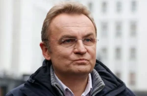 Перехожий облив мера Львова Садового невідомою рідиною посеред площі Ринок - поліція