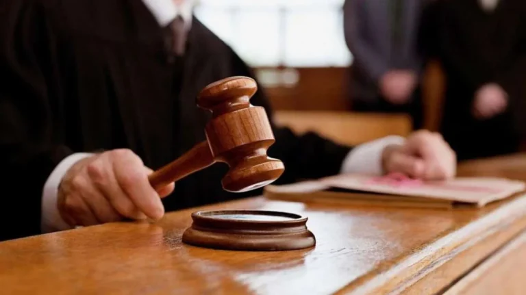 “Правду ніхто не почує”: багатодітний батько місяцями ґвалтував 13-річну доньку співмешканки – йому забезпечили довічне