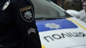 У Хмельницькому відкрив стрілянину посеред вулиці, влучив у цивільне авто та спецтранспорт