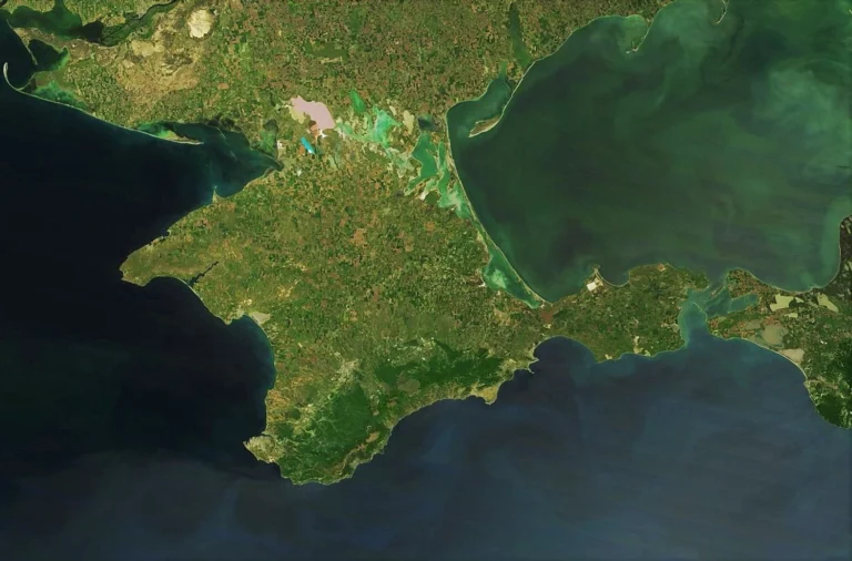 У Криму повідомляють про вибухи та роботу ППО біля аеродромів “Кача” і “Бельбек”