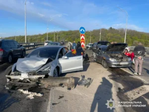 Tesla влетіла у дві автівки на мосту у Києві, є жертва
