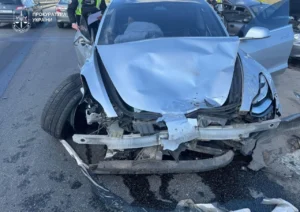 У Києві повідомлено про підозру водію Tesla, який влаштував смертельну ДТП на Дарницькому мосту