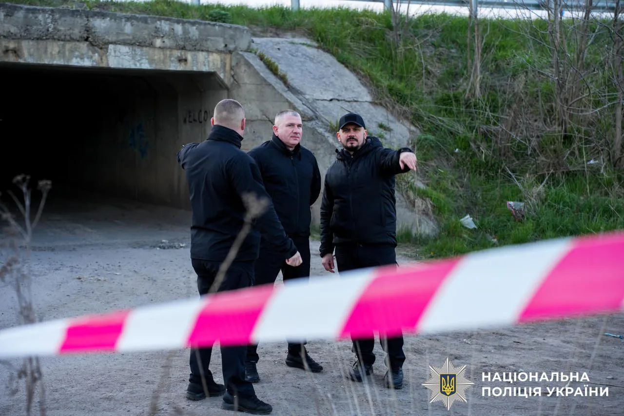 На Рівненщині чоловік з автомата стріляв у військових ТЦК і поліцейського, є поранені, стрілка шукають - поліція