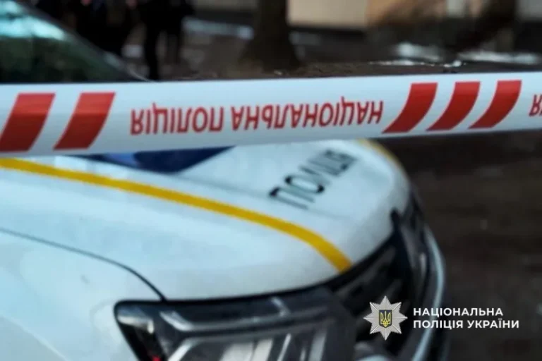 В Одесі стався конфлікт між цивільними, поліцією та ТЦК: люди заблокували дорогу після затримання чоловіка та побили автоВ Одесі перехожі намагалися відбити чоловіка, затриманого за втечу з військової частини. Під час конфлікту вони пошкодили службове
авто ланцюгом.Кримінал • 14 травня, 17:52 • 7848 перегляди