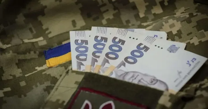 У Раді рекомендують спрямовувати військовий збір на зарплати військовослужбовців Бюджетний комітет підтримав законопроєкт про спрямування військового збору на виплати ЗСУ. Це забезпечить надходження 200
мільярдів гривень на рік.Суспільство • 6 травня, 13:55 • 2938 перегляди
