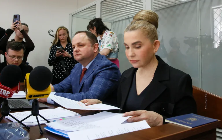 Суд продовжив Тимошенко процесуальні обов’язки, але повернув закордонний паспорт ВАКС продовжив обов’язки Юлії Тимошенко у справі про підкуп. Депутатці повернули закордонний паспорт та дозволили виїжджати з Києва.Політика • 7 травня, 18:18 • 2412 перегляди