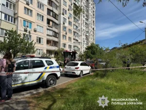 У Києві чоловік випав з вікна 11-го поверху та помер на місці