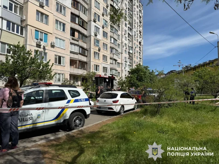 У Києві чоловік випав з вікна 11-го поверху та помер на місці