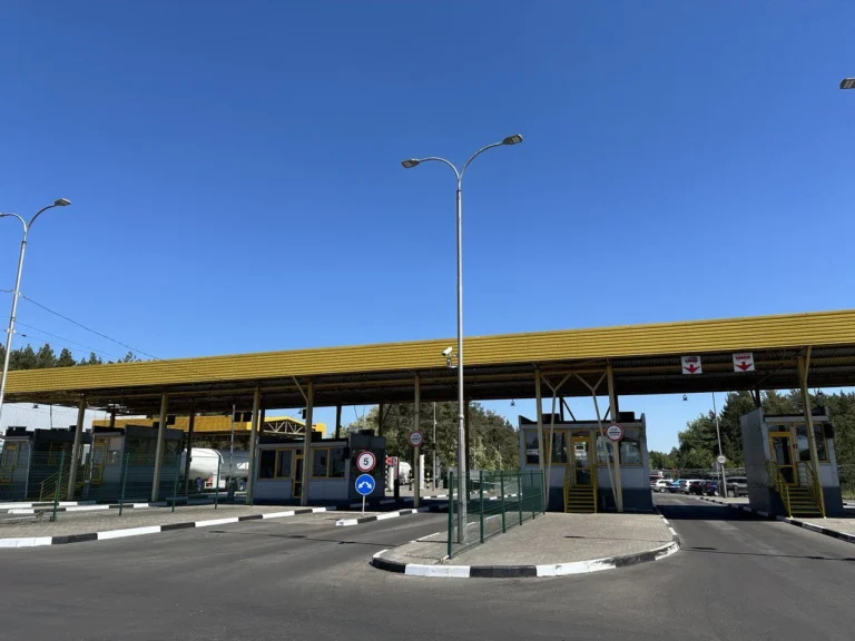 Польща впроваджує обов’язкове електронне бронювання в МАПП "Дорогуськ" – ДПСУЗ 11 по 15 травня в пункті пропуску "Дорогуськ" тестуватимуть систему е-Авізація для бронювання часу виїзду. Водіїв просять
врахувати зміни при плануванні поїздок.Суспільство • 8 травня, 15:05 • 6394 перегляди