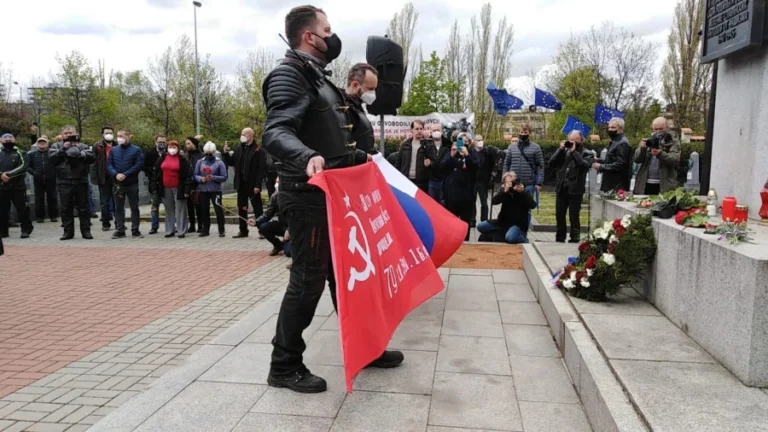 Прихильники “Нічних вовків” у Празі влаштували “акцію пам’яті”, їх зустріли активісти із прапорами України