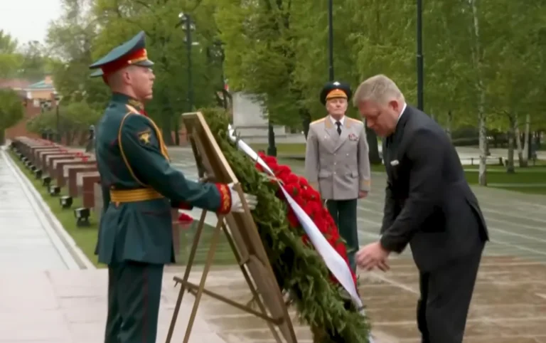 Фіцо прибув до москви на зустріч із путіним і назвав себе "чорною вівцею ЄС"Прем'єр Словаччини Роберт Фіцо прибув до москви на зустріч із путіним. Він назвав себе "чорною вівцею ЄС" та підтримав припинення
вогню в Україні.Політика • 22:41 • 1456 перегляди