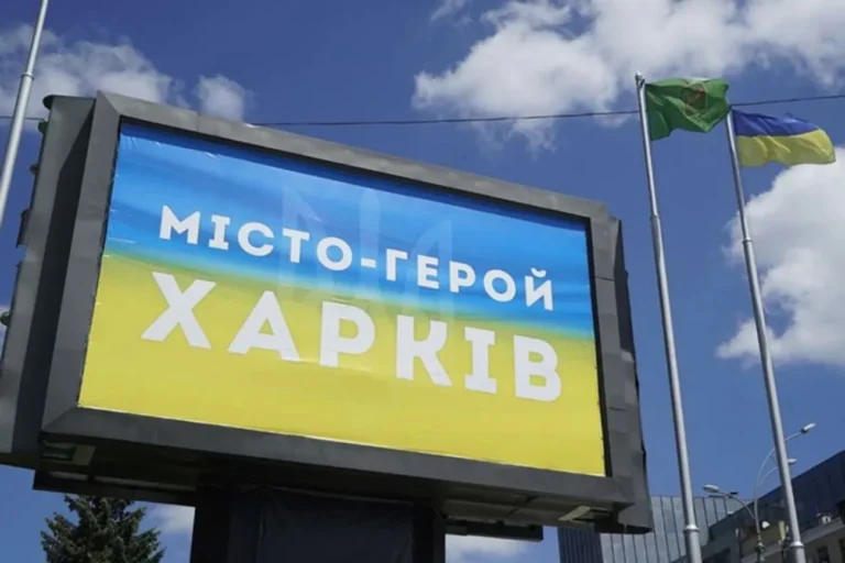 Дрони рф вночі атакували Харків, пошкоджені виходи з метро та громадський транспортросійські дрони пошкодили виходи з метро та транспорт у Харкові. Внаслідок нічної атаки у центрі міста постраждала одна людина.Війна в Україні • 16 травня, 04:15 • 3658 перегляди