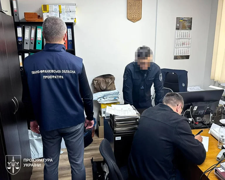 На Прикарпатті затримали керівника слідчого відділу поліції за вимагання 5 тис. доларів і погрози мобілізацією