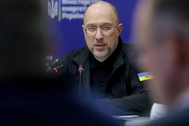Бізнесу дозволять напряму купувати електроенергію у виробників поруч – ШмигальУряд запроваджує прямі контракти PPA між бізнесом та локальними виробниками. Підприємства з власною генерацією від 60% не
відключатимуть від світла.Економіка • 15 травня, 10:16 • 3072 перегляди