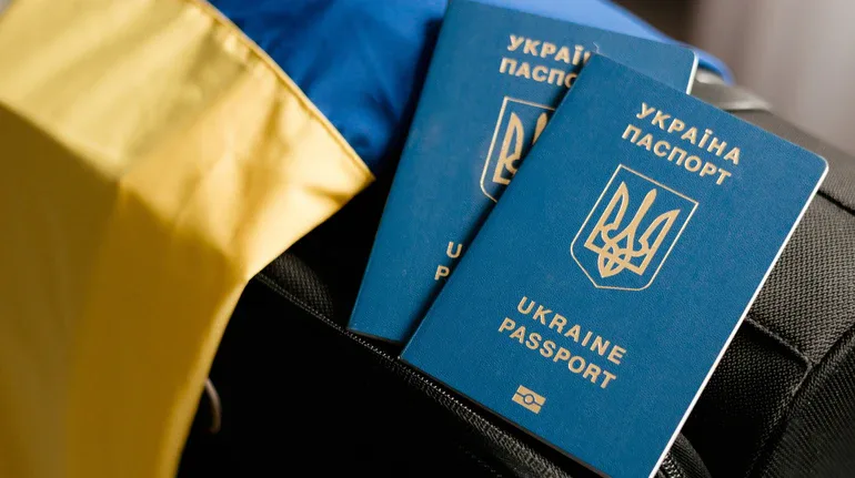 В Україні дозволили виїзд за кордон усім жінкам незалежно від посад