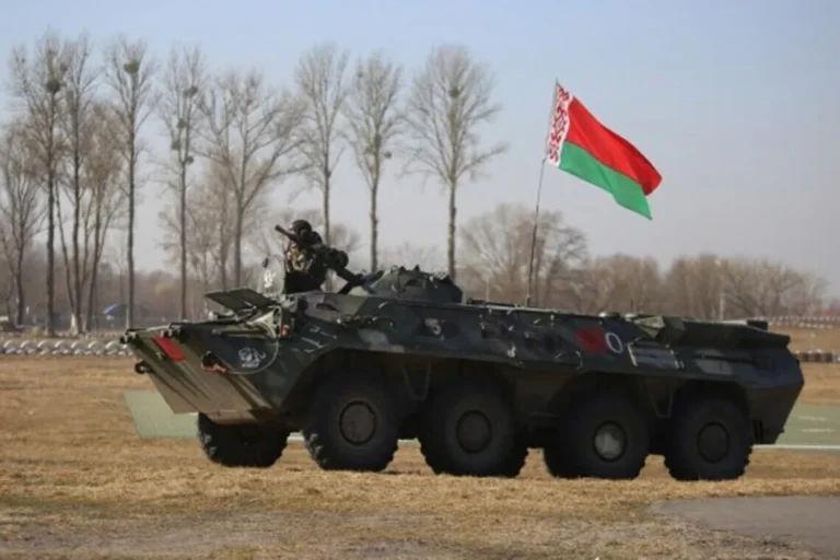 Ексклюзивросія може знову використати білорусь для атаки на Чернігів та Київ –  наскільки реальна загроза наступуДля наступу на Київ рф потрібно 100 тисяч бійців, яких зараз у білорусі немає. Підготовка такої сили триватиме кілька місяців і
буде помітною розвідці.Війна в Україні • 15 травня, 15:05 • 59631 перегляди
