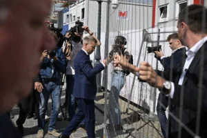 Мадяр прибрав огорожу біля колишньої резиденції Орбана і запросив туди туристів