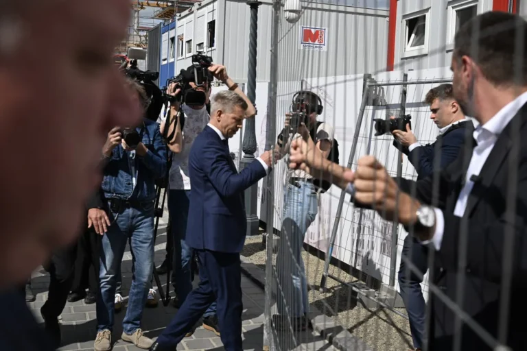 Мадяр прибрав огорожу біля колишньої резиденції Орбана і запросив туди туристівНовий прем’єр-міністр Угорщини Петер Мадяр наказав знести паркан біля колишньої резиденції Віктора Орбана. Будівлю відкриють для
безкоштовних відвідувань уже з цих вихідних.Політика • 15 травня, 15:55 • 4676 перегляди