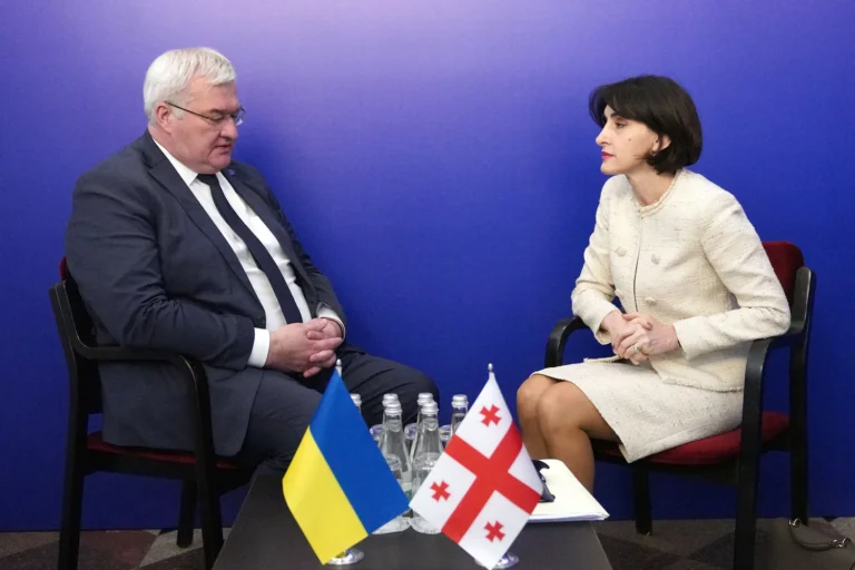 Грузія заявила про готовність до відновлення відносин з Україною після зустрічі глав МЗСМіністри закордонних справ Грузії та України обговорили в Кишиневі відновлення відносин. Сторони готові до діалогу попри наявні
дипломатичні виклики.Політика • 15 травня, 20:59 • 10771 перегляди