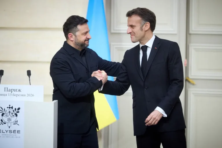 Зеленський поговорив з Макроном: Франція допоможе з антибалістикою і підтримує на шляху до ЄС